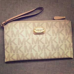 Michael Kors Vanilla Jet Set Wallet Clutch